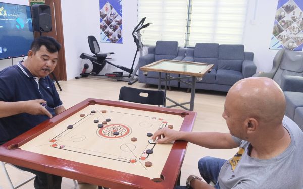 Bagaimana Berlatih Dengan Meja Karom Baru: Adakah Perlukan Masa Yang Lama?