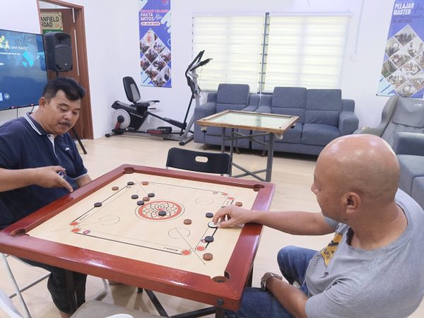 Bagaimana Berlatih Dengan Meja Karom Baru: Adakah Perlukan Masa Yang Lama?